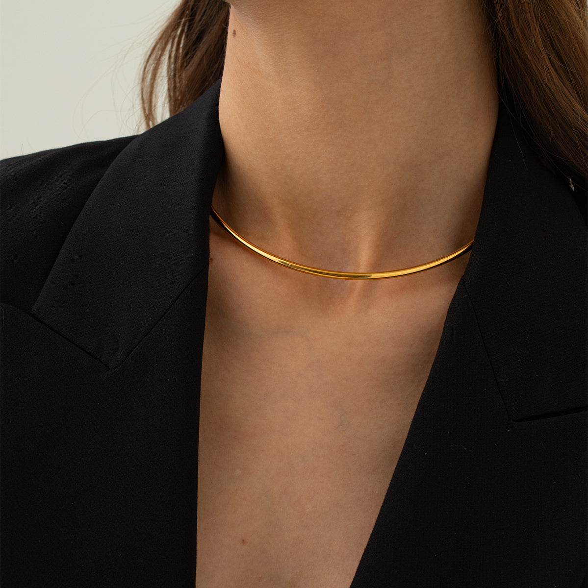 SCINTIA elegant stainless steel choker necklace in gold on neck - Alogan jewelry