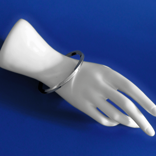 METORDU stainless steel urban braceet in silver on hand - Alogan