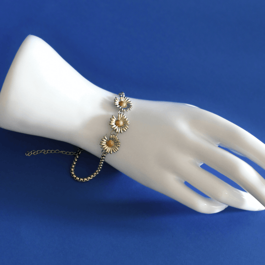 METARITE stainless steel daisy flower bracelet in silver on hand - Alogan