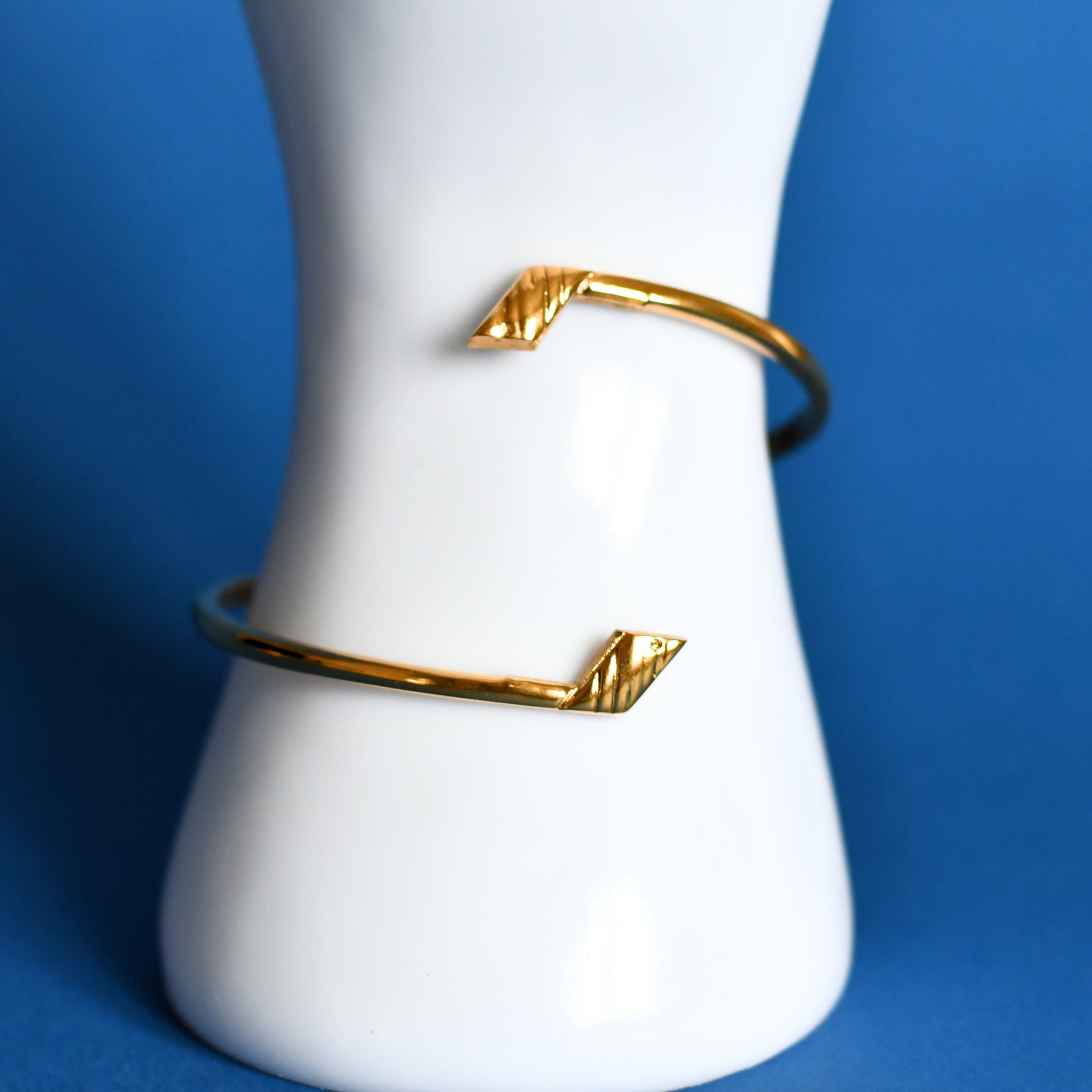 SABOLE stainless steel adjustable bracelet in gold open on hand- Alogan