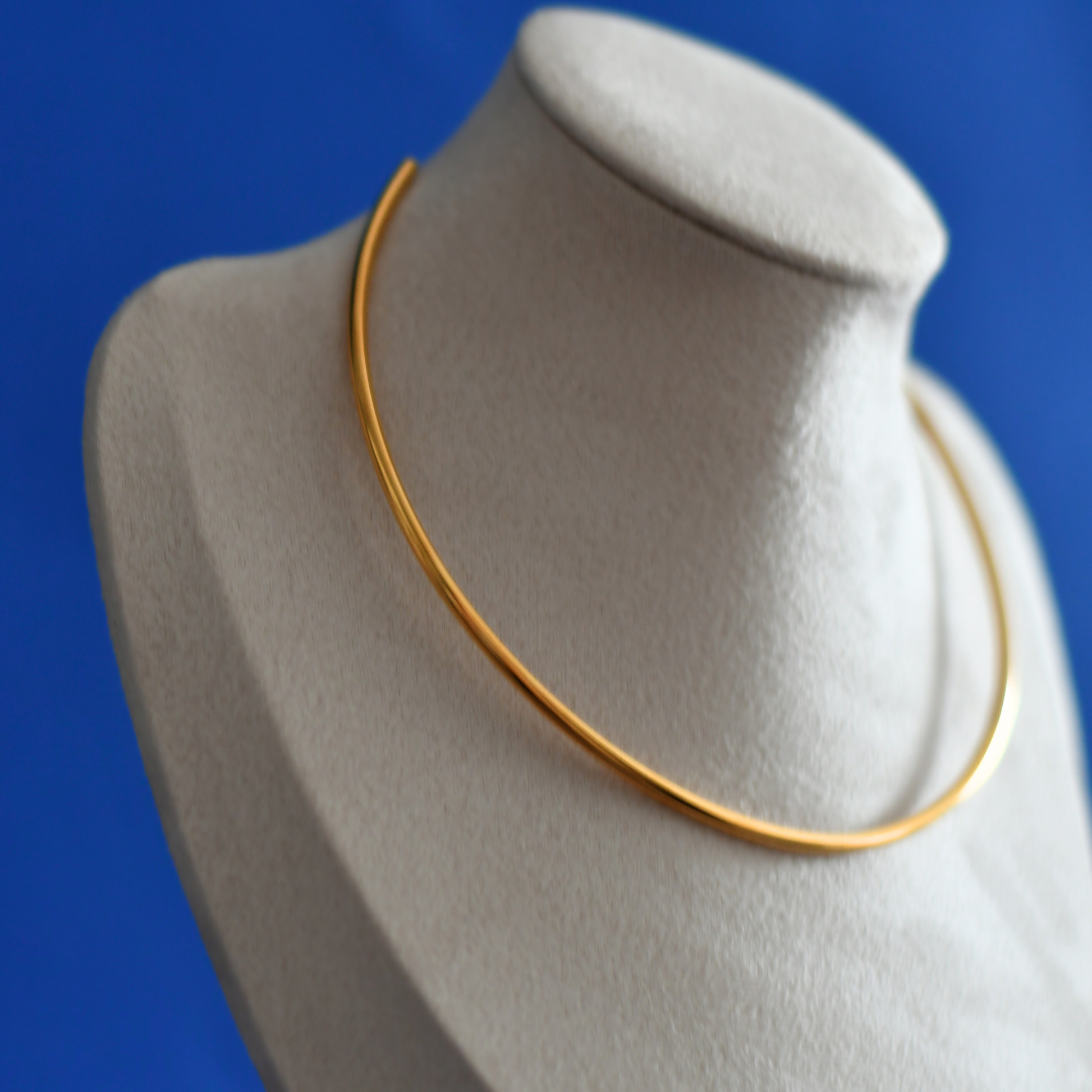 SCINTIA elegant stainless steel choker necklace in gold close up - Alogan jewelry