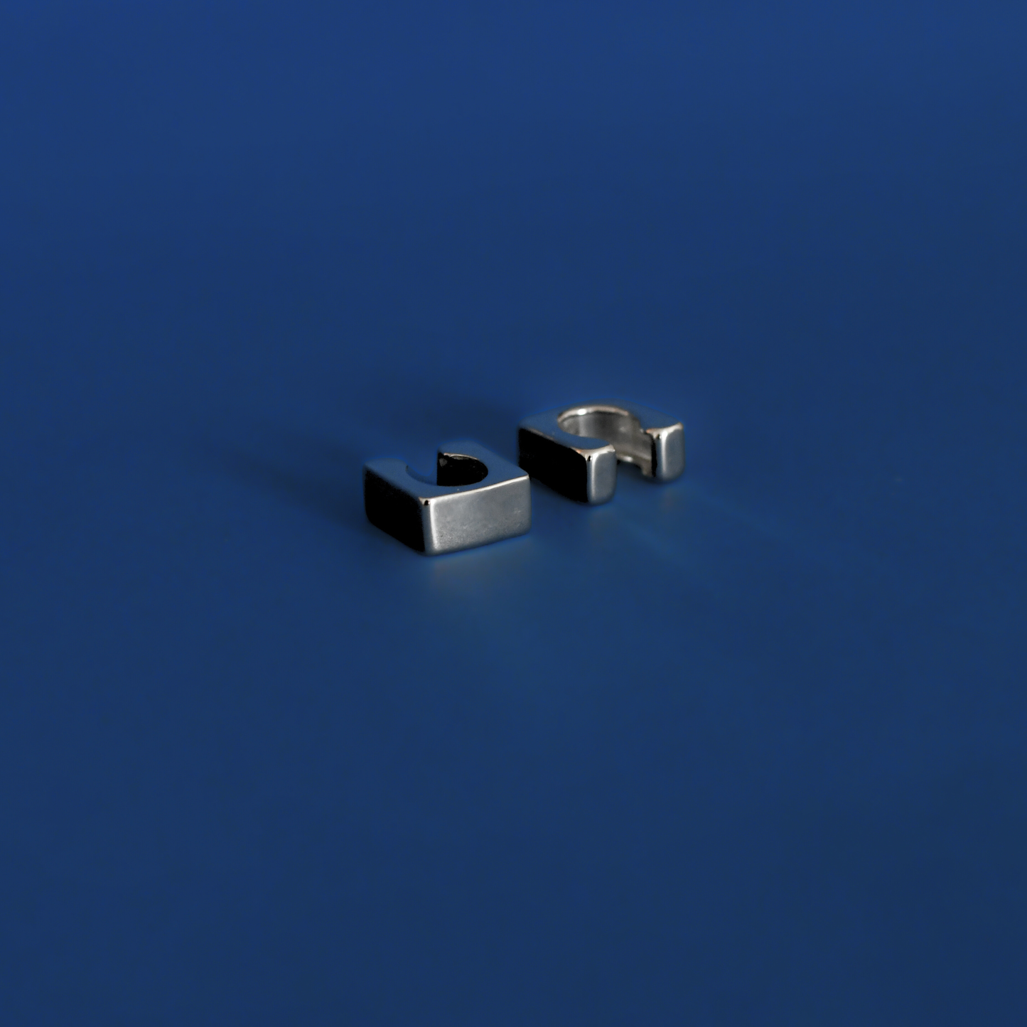 TESIR stainless steel ear cuffs in silver